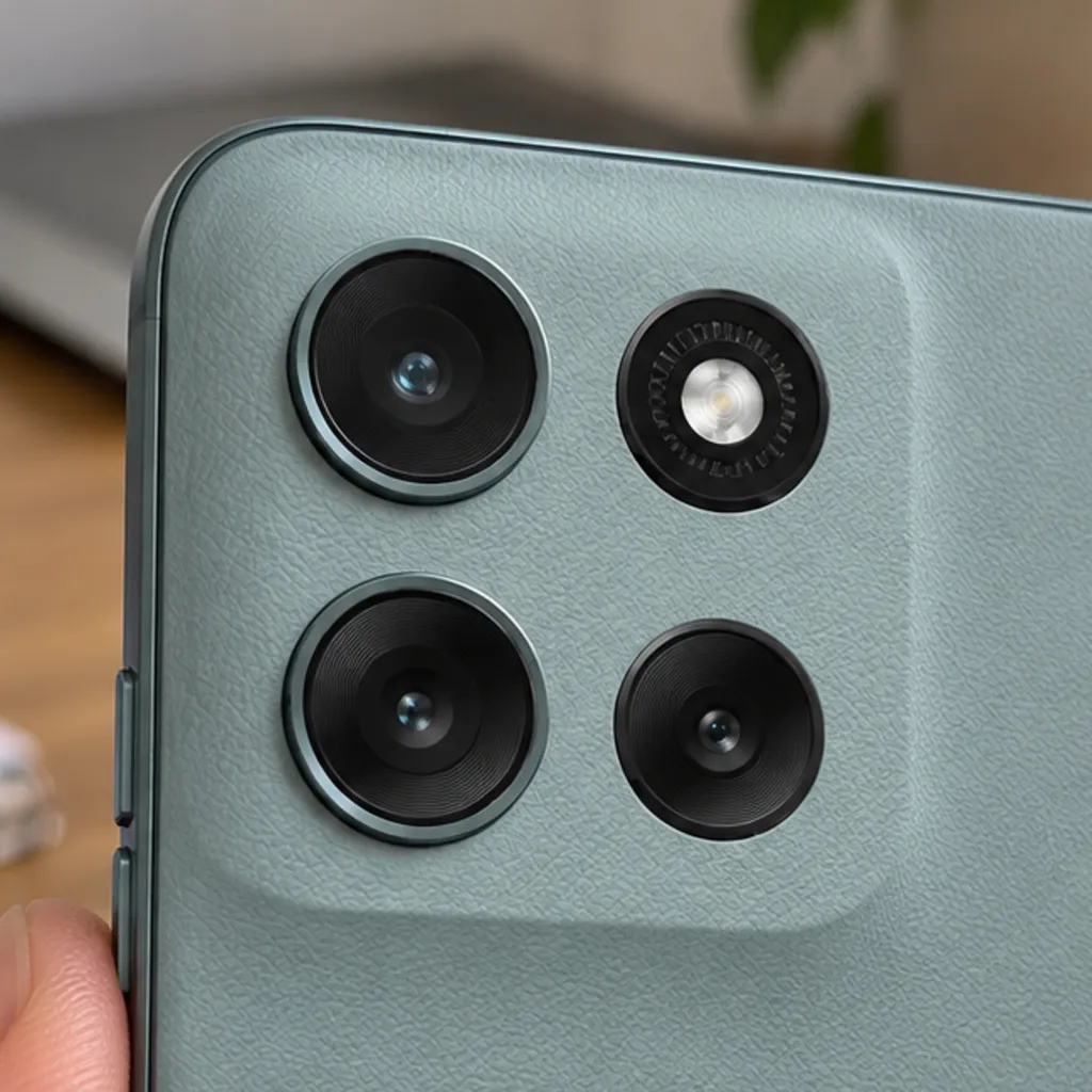 Módulo de câmeras do Moto G56 5G, com o aparelho seguro por uma mão